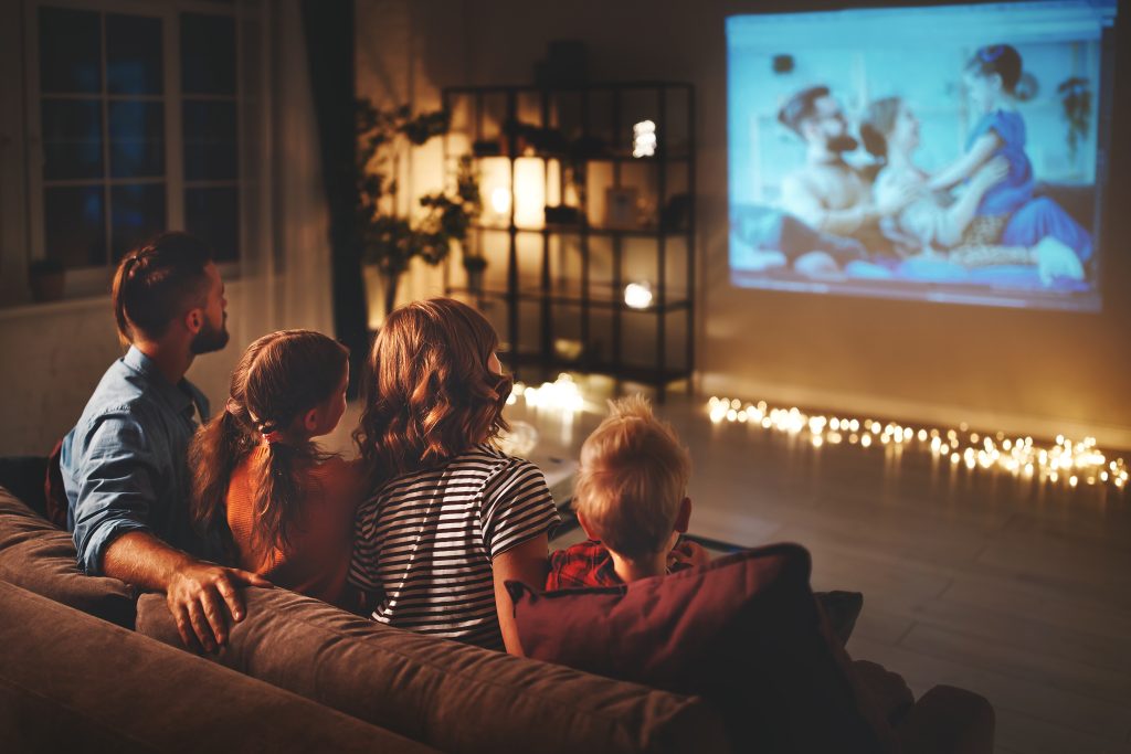 imagem de família vendo tv a noite em casa